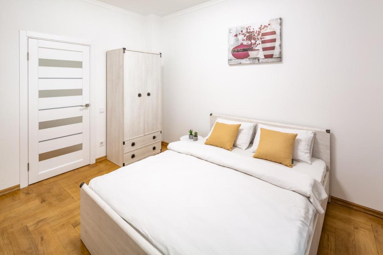 Three Bedroom Apartment On Rynok Square Lviv Eksteriør bilde