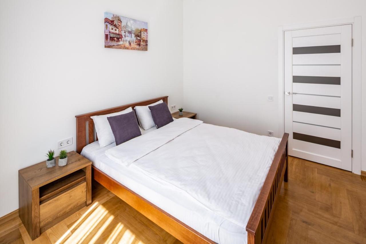 Three Bedroom Apartment On Rynok Square Lviv Eksteriør bilde